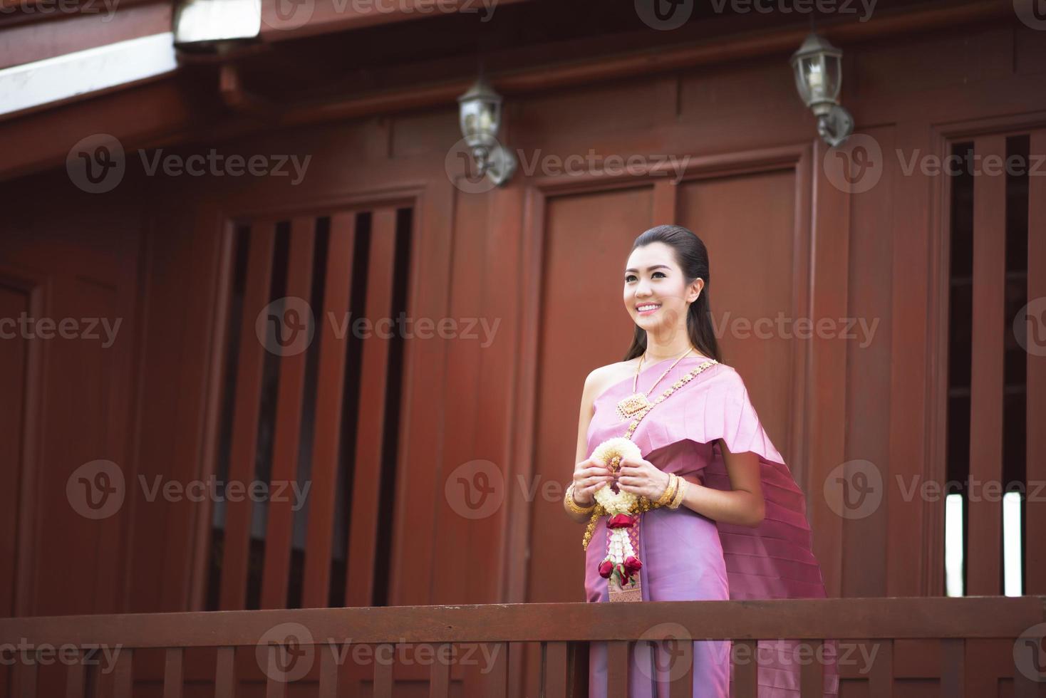 Thais meisje jurken Thais traditioneel kostuum Bij traditioneel Thais huis foto