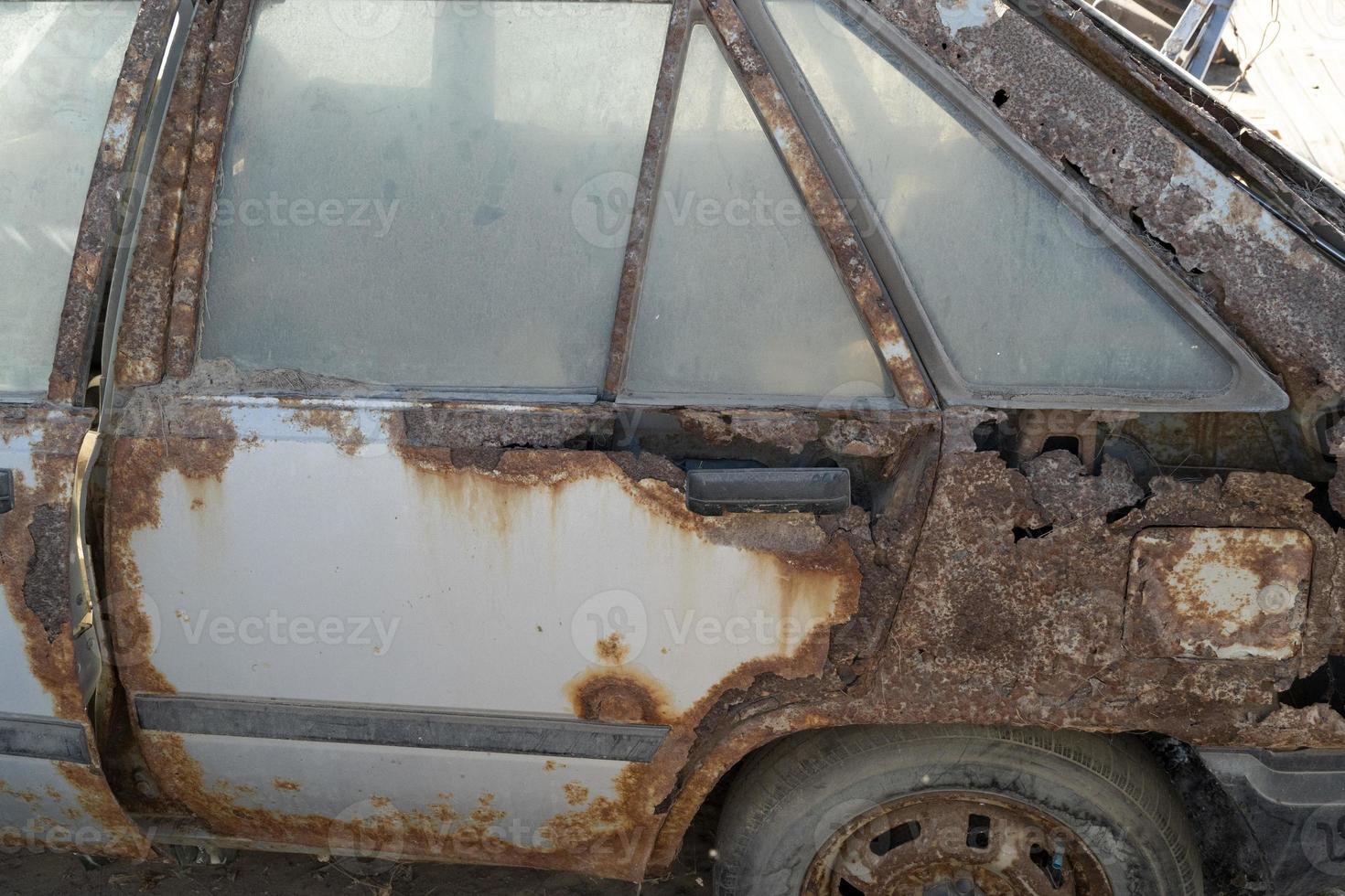 oud verlaten auto in autokerkhof in baja Californië sur Mexico foto