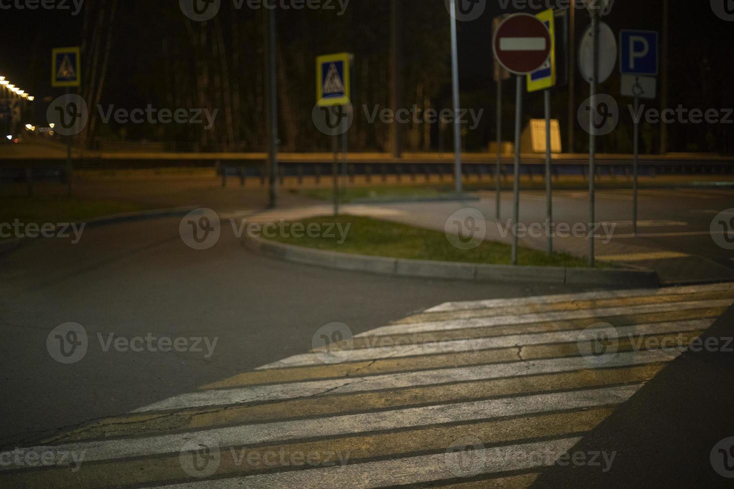 voetganger kruispunt in avond. vervoer markeringen Aan asfalt. rijstroken voor kruispunt snelweg. foto