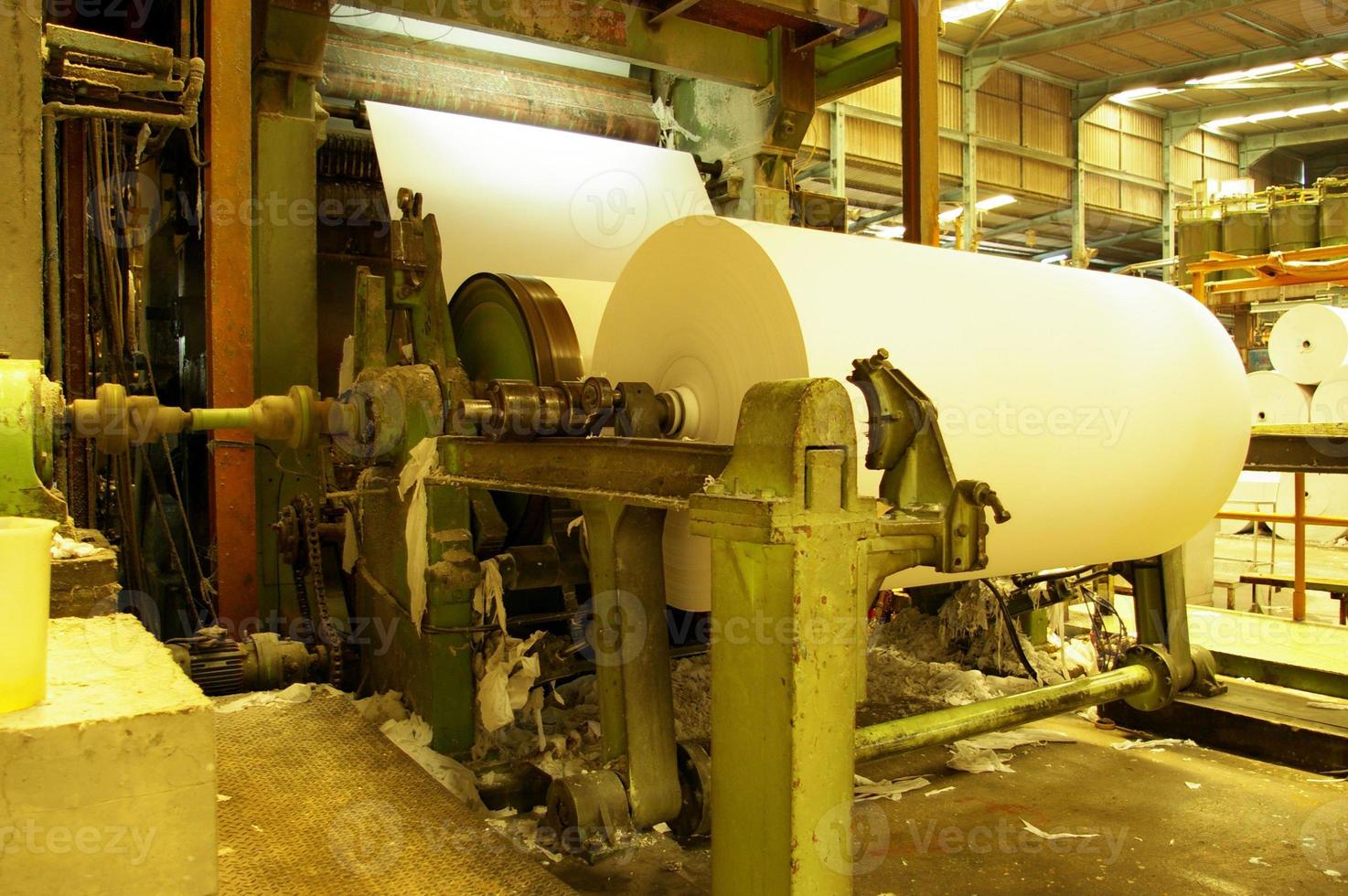 zakdoek papier gerold Aan machine in fabriek lijn foto