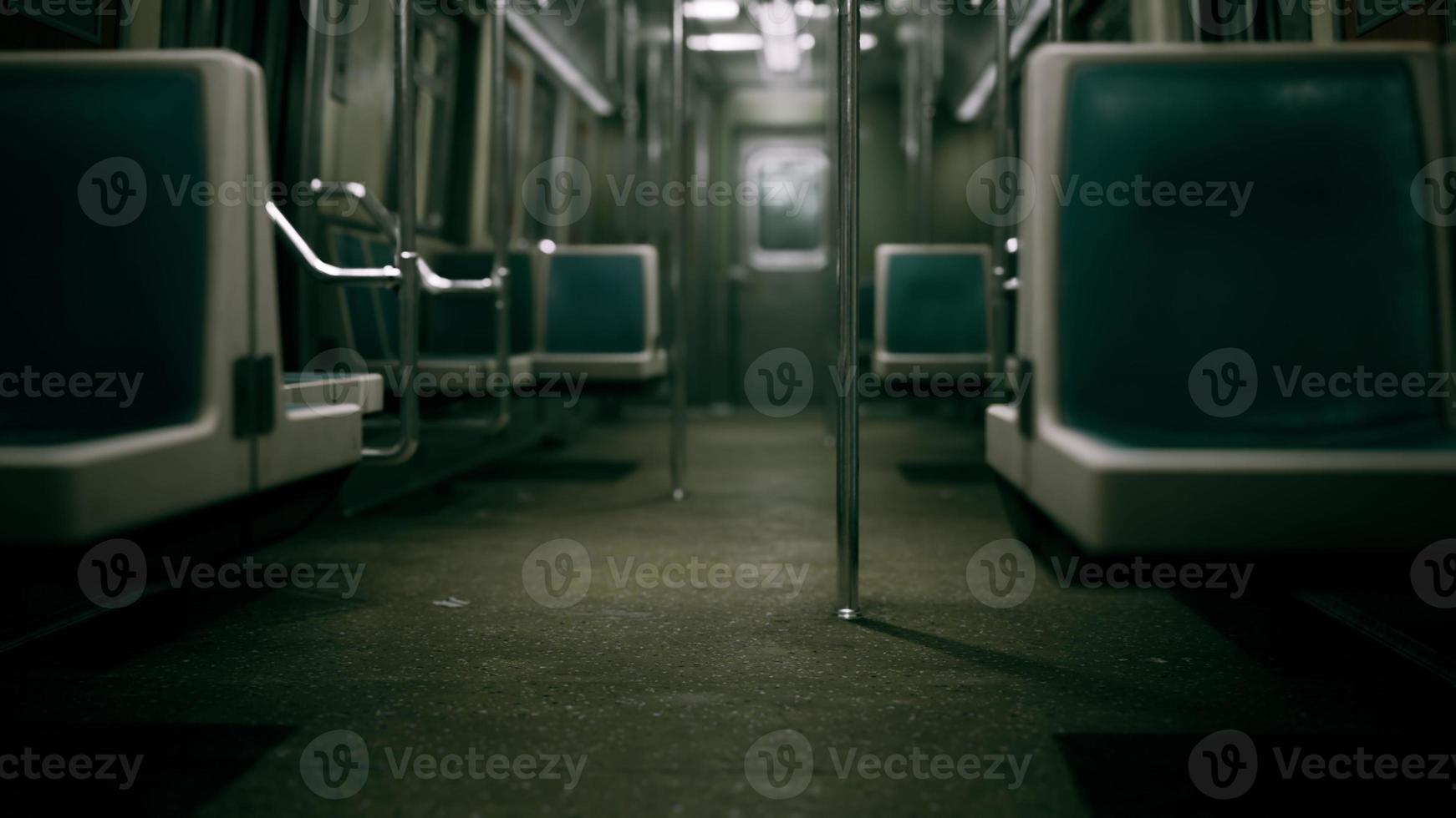 leeg metaal metro trein in stedelijk chicago foto