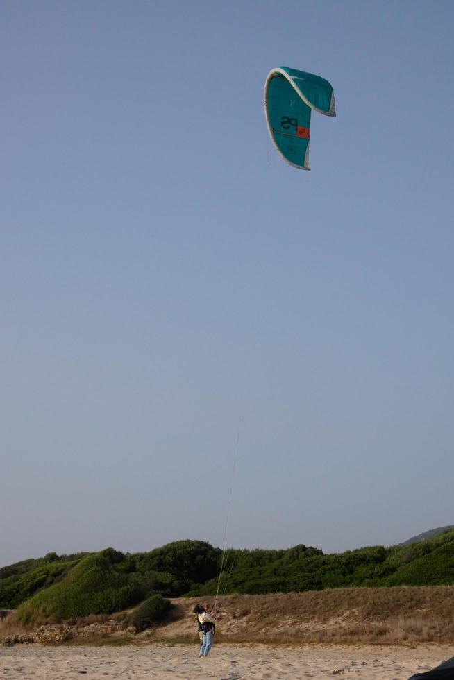 het windsurfen, kitesurfen, water en wind sport- aangedreven door zeilen of vliegers foto