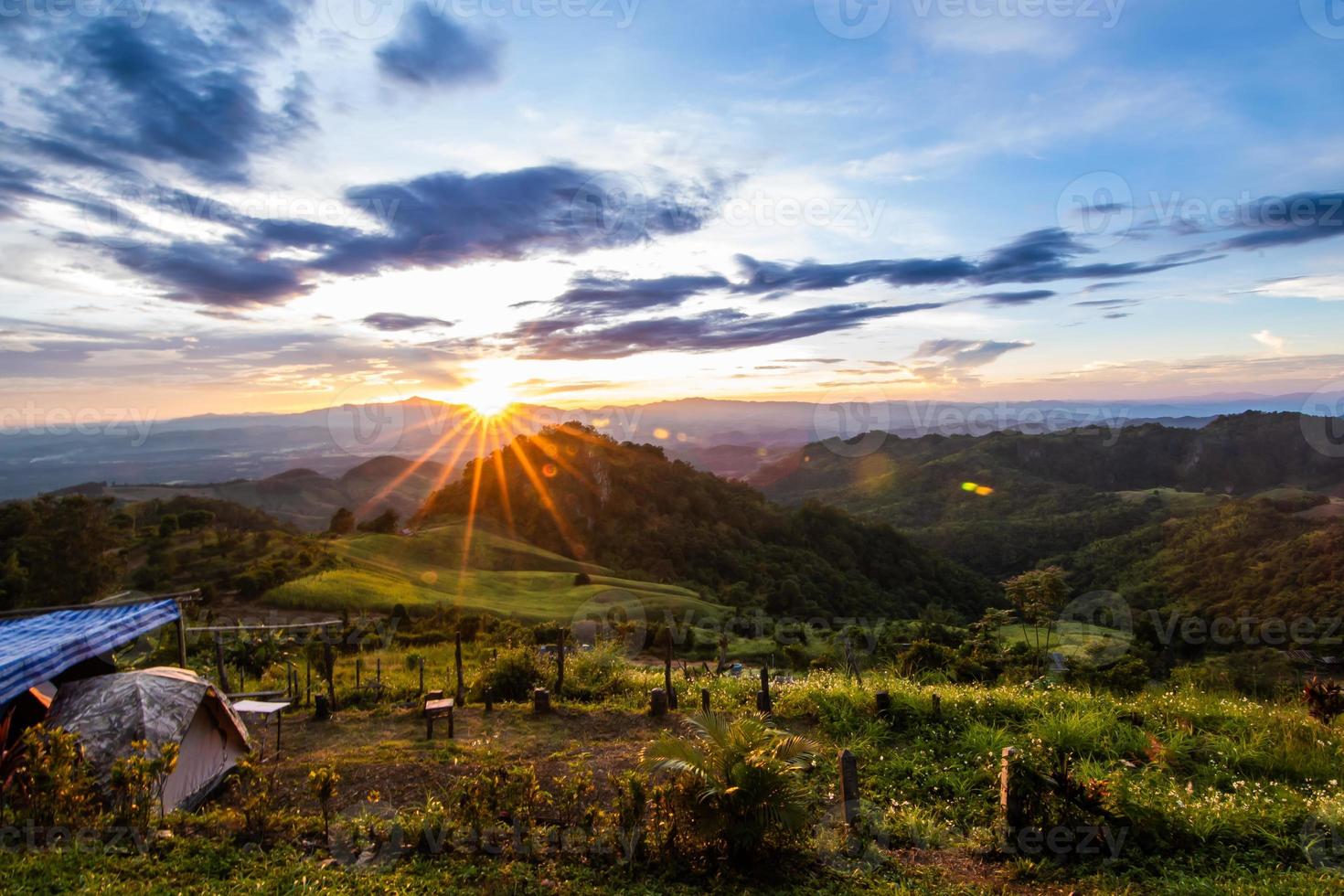 landschap bergen gedurende schemering in nan Thailand foto