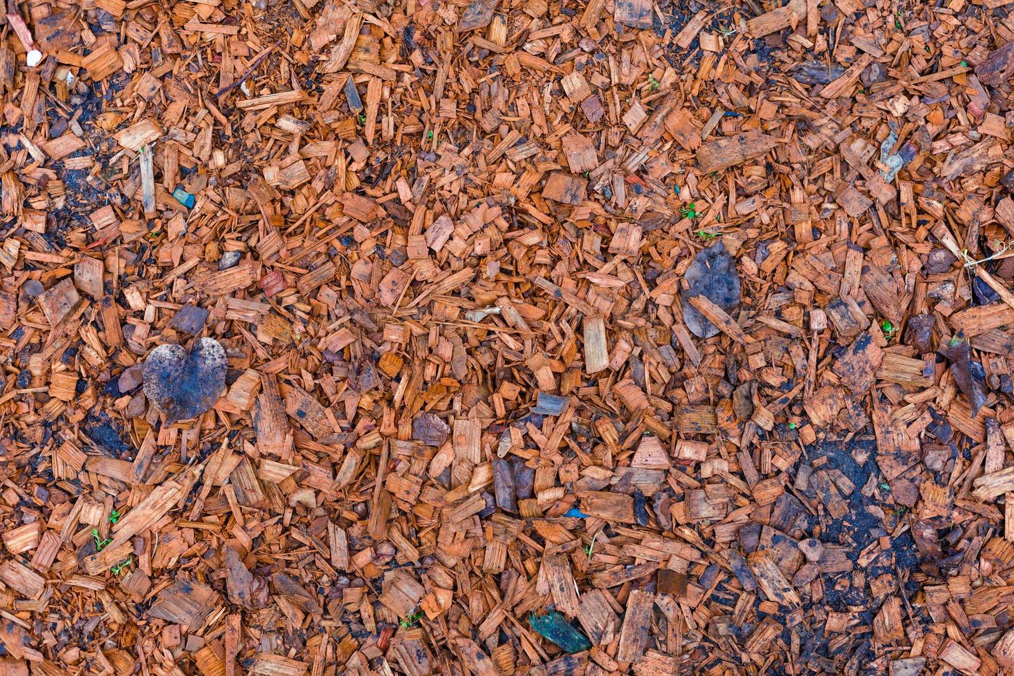 een stapel van gehakt hout achtergrond rood hout stukken voor bloem bed foto