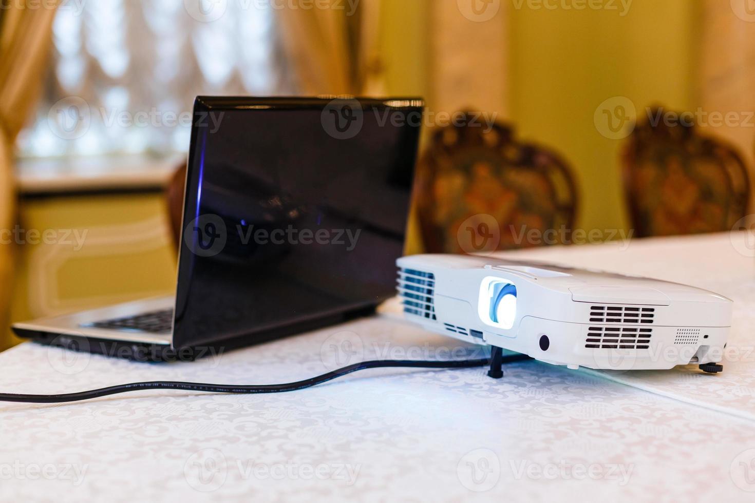 laptop Aan tafel en sprekend Mens Bij bedrijf vergadering foto