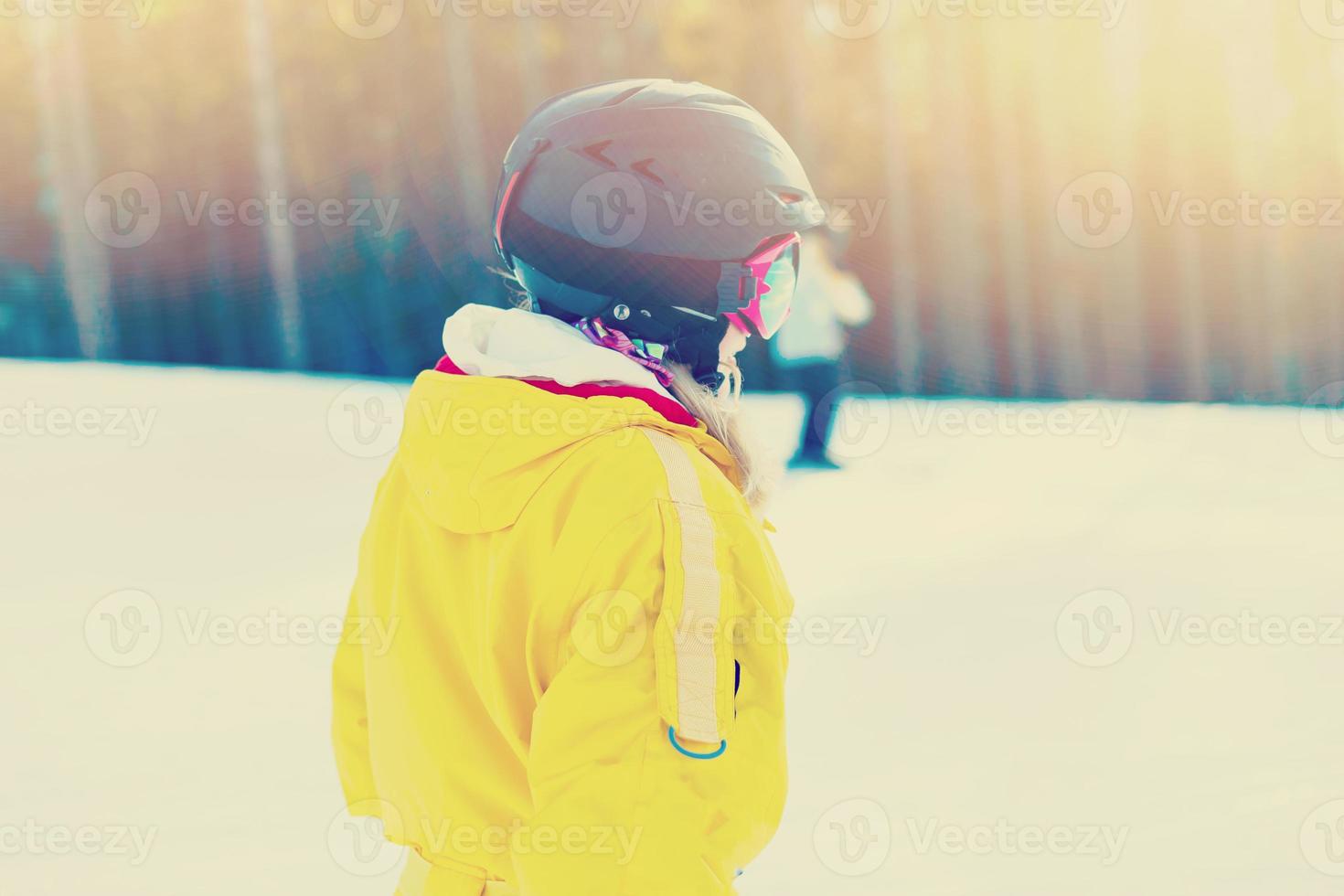 winter portret van mooi meisje met zonnebril. skiër in de bossen. detailopname foto