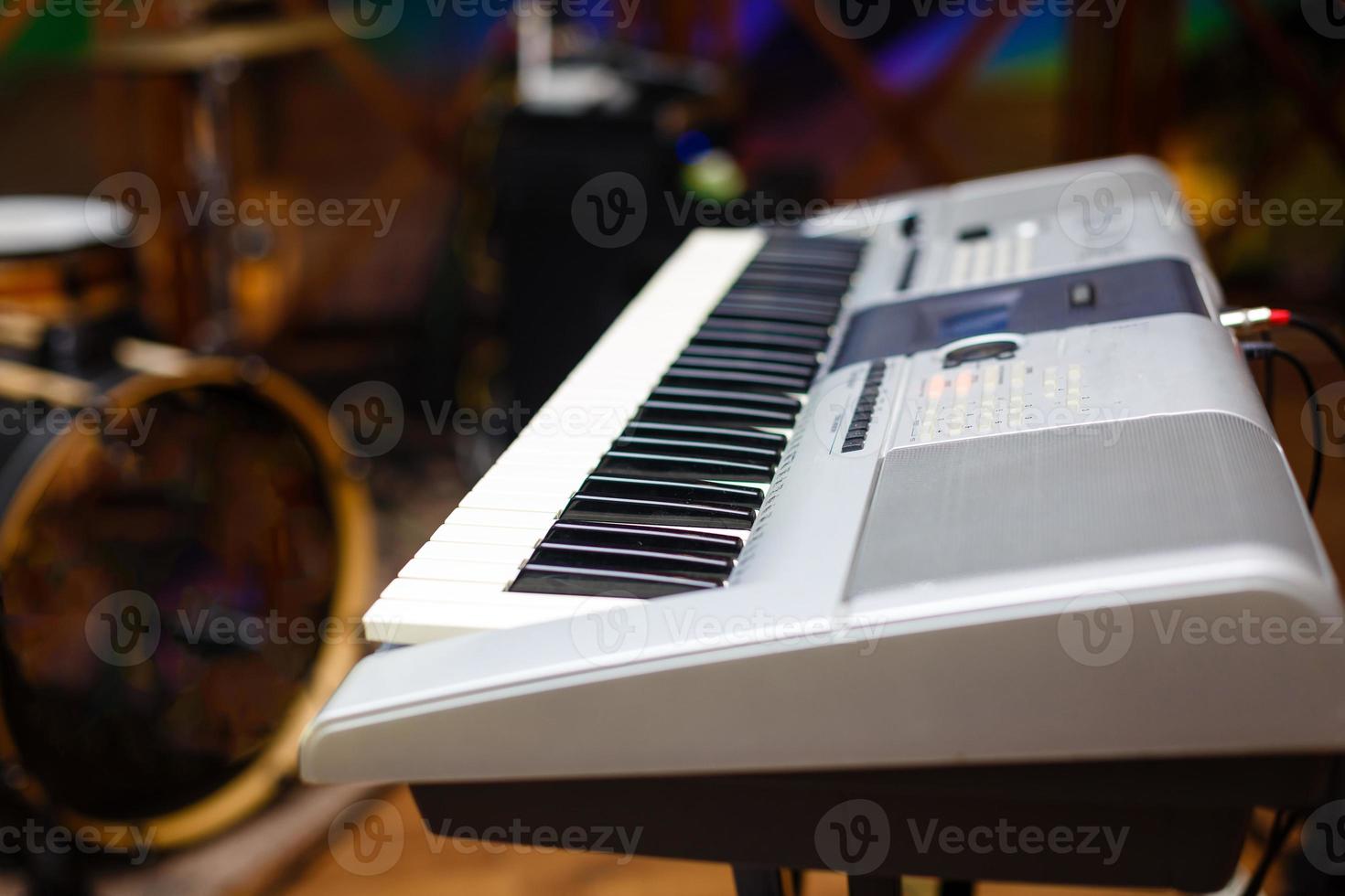 piano dichtbij omhoog zwart en wit piano toetsenbord achtergrond met selectief focus, studio muziek- synthesizer toetsenbord kant visie van instrument musical gereedschap foto