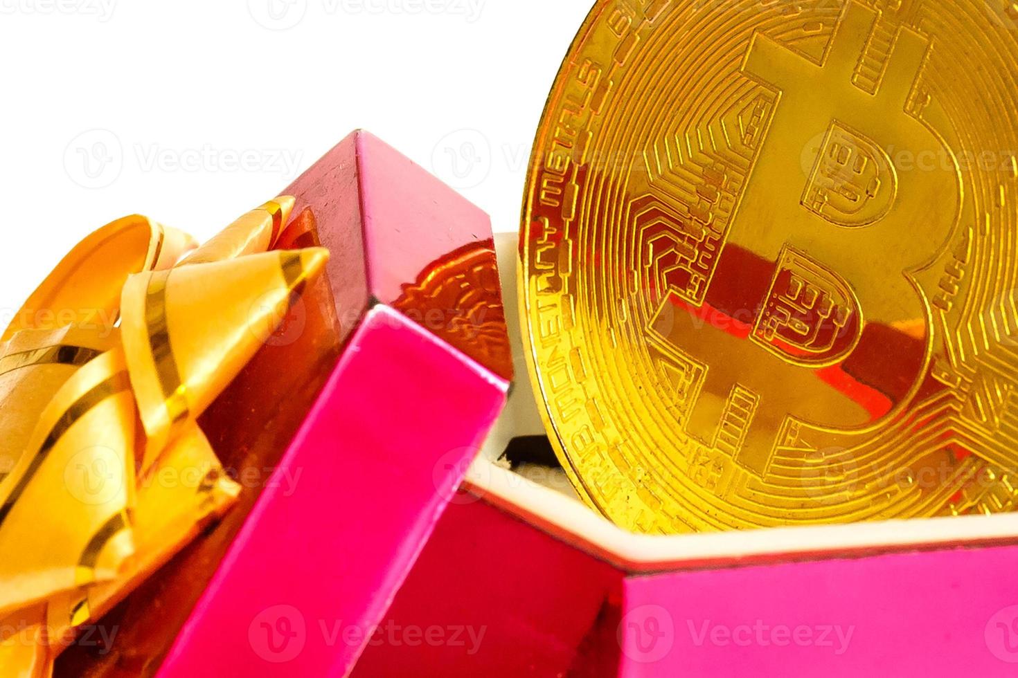 munt bitcoin in een geschenk doos voor een ring of sieraden de concept van crypto valuta de het beste geschenk foto