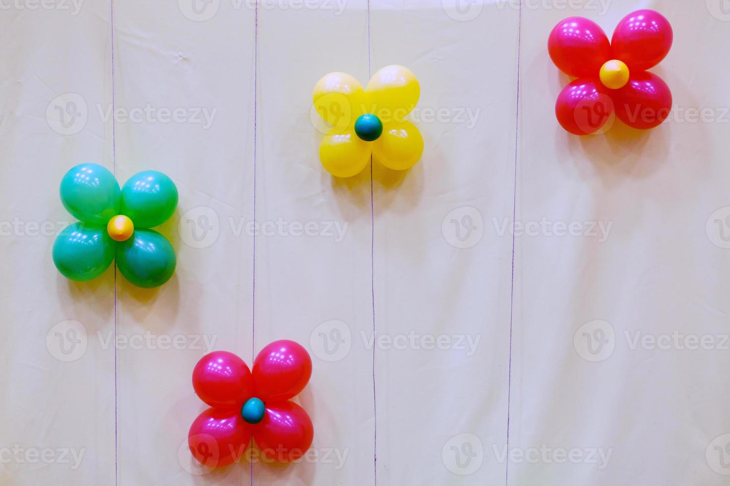ballonnen en kleurrijk ballonnen met gelukkig viering partij achtergrond foto