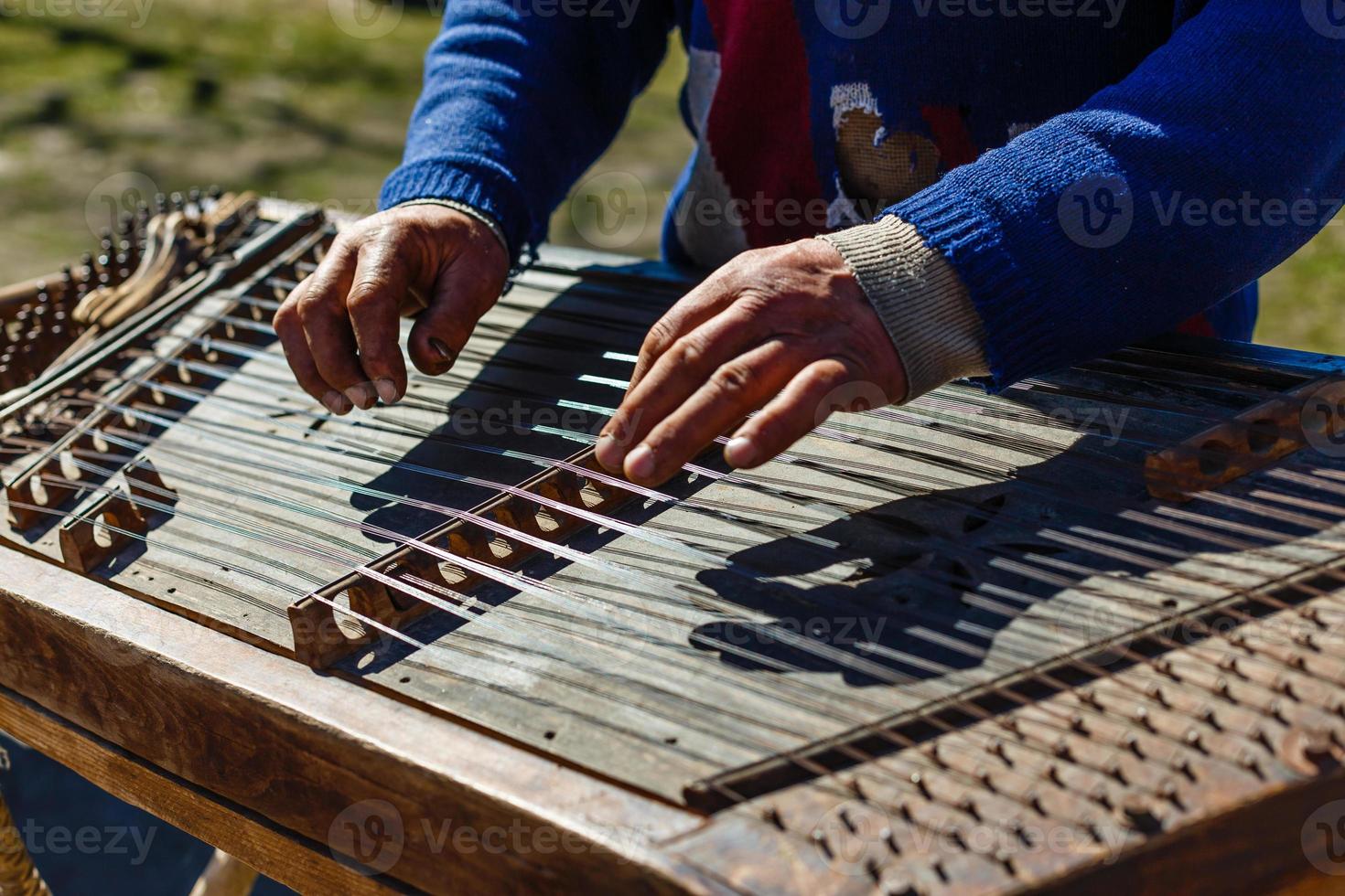 Mens Toneelstukken een oude traditioneel Russisch musical instrument - gusli. foto