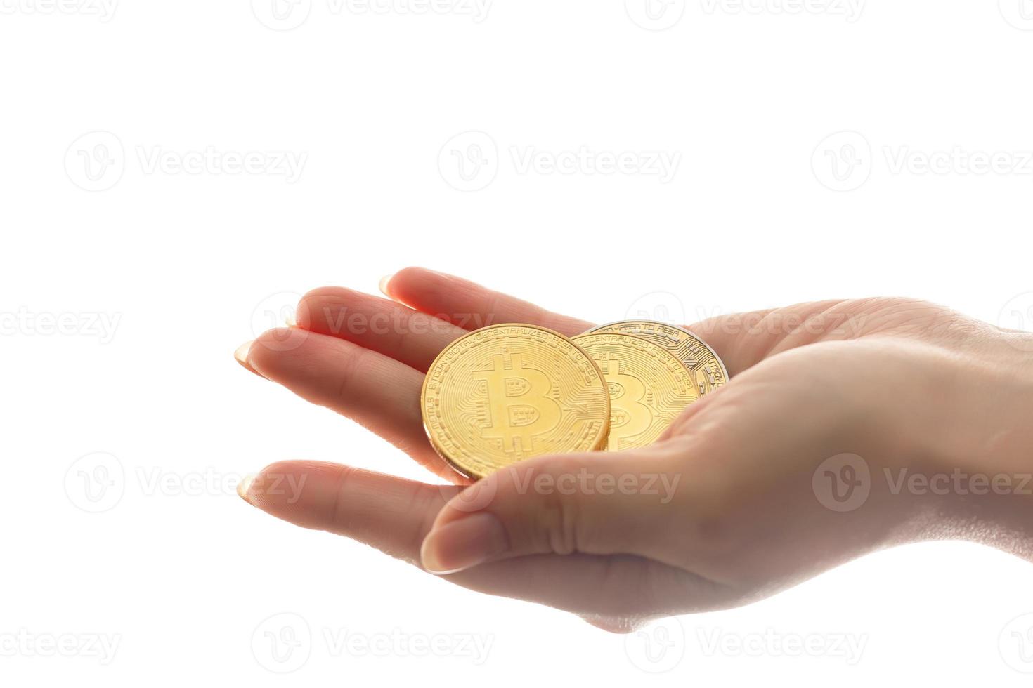 hand- houdt drie munten van digitaal valuta bitcoin foto