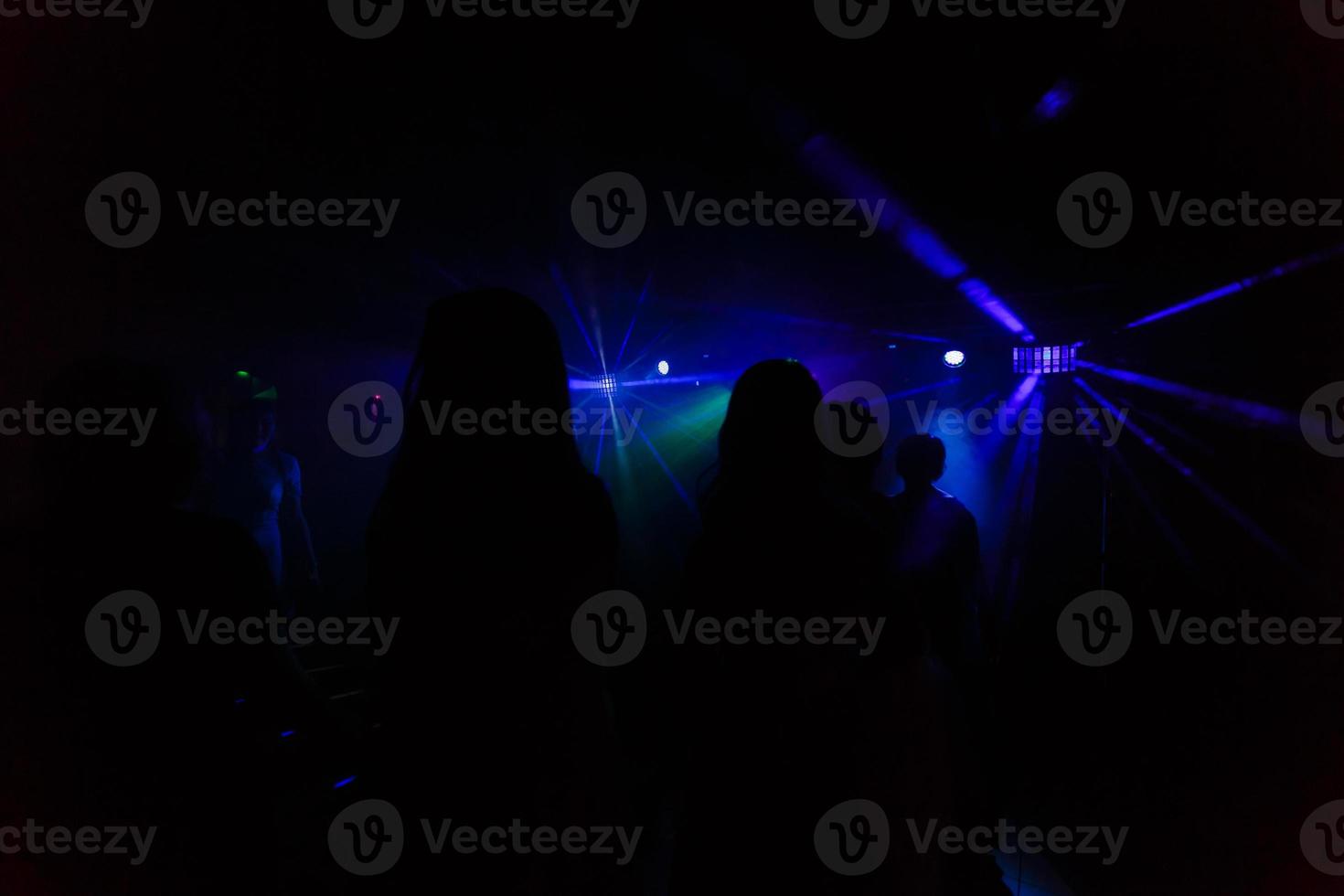 nachtleven en disco concept. jong mensen zijn dansen in club foto