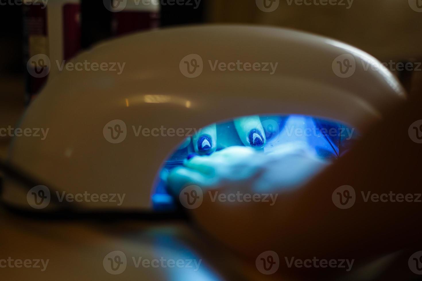 uv lamp voor Vastmaken plastic nagels met gel methode foto