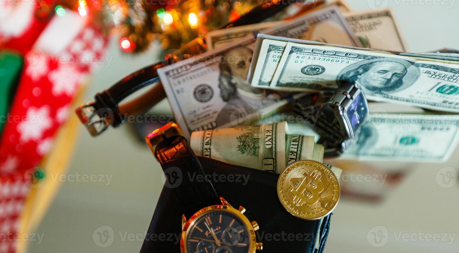 horloges met bitcoin dichtbij omhoog Aan Kerstmis achtergrond foto