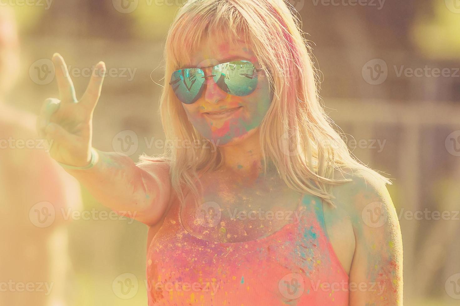 portret van gelukkig meisje Aan holi kleur festival foto
