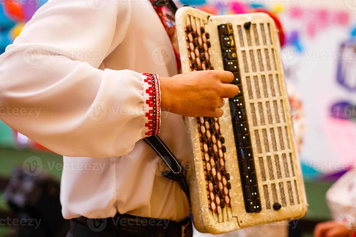 musicus spelen accordeons musicus Toneelstukken de accordeon Aan wit foto