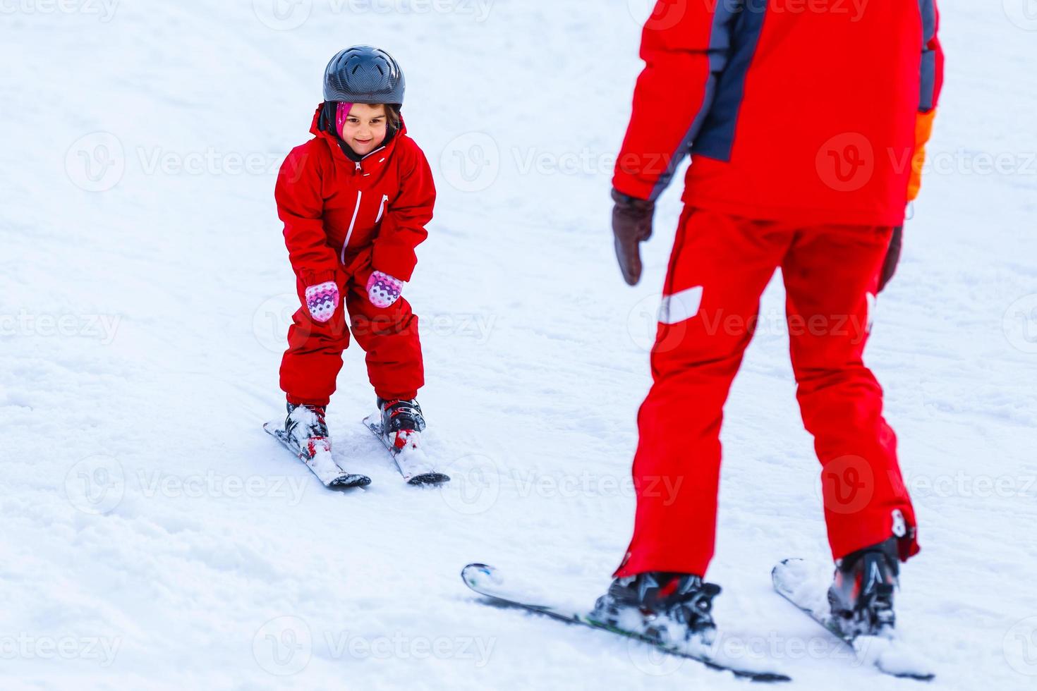 professioneel ski instructeur is onderwijs een kind naar ski Aan een zonnig dag Aan een berg helling toevlucht met zon en sneeuw. familie en kinderen actief vakantie. foto