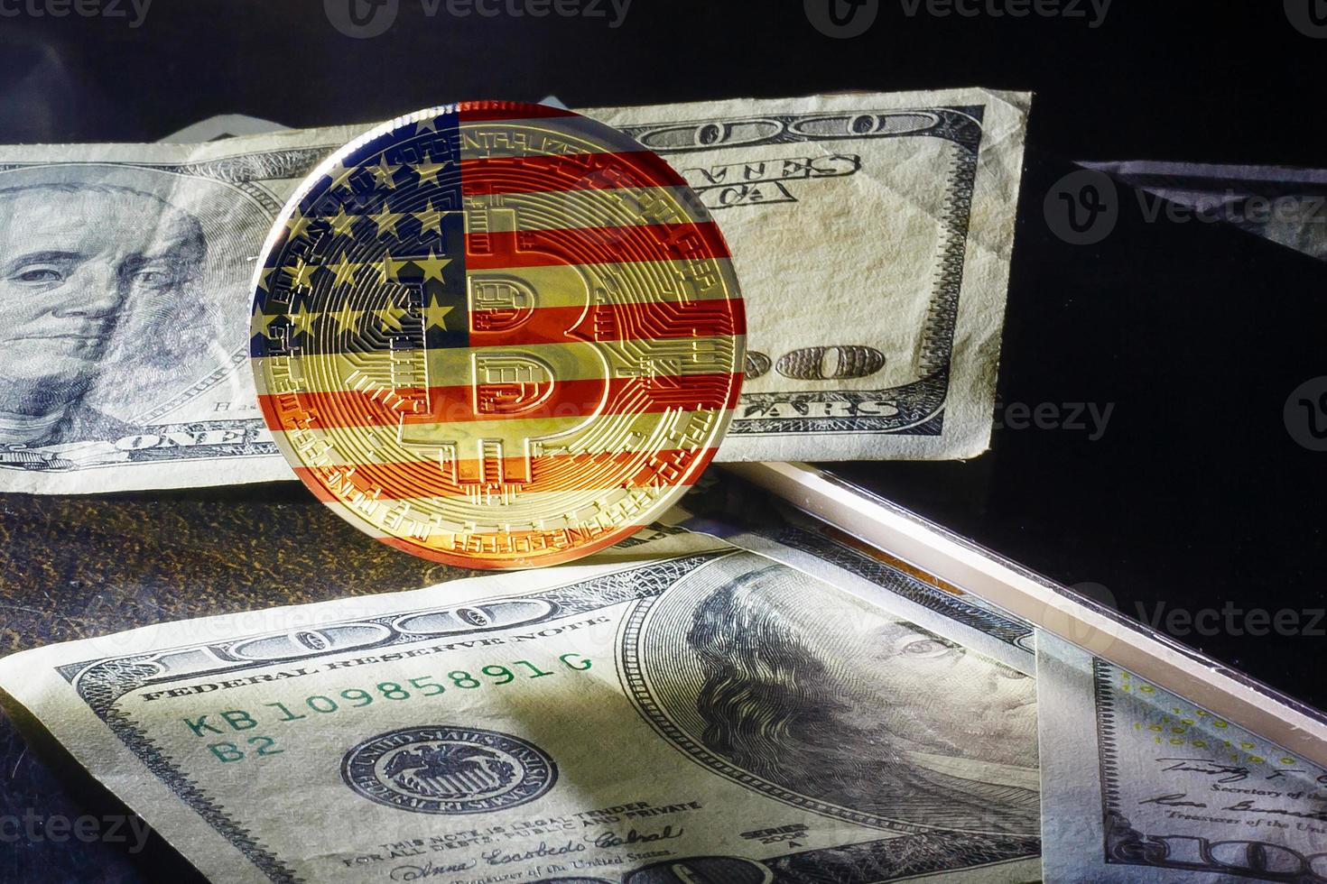 fysiek versie van bitcoin nieuw virtueel geld Verenigde Staten van Amerika en uk vlag conceptuele beeld voor investeerders foto