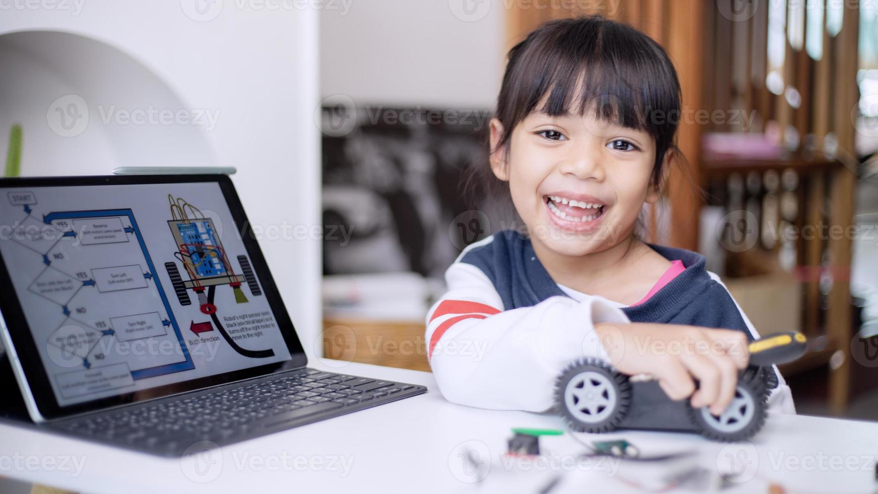 Azië studenten leren Bij huis in codering robot auto's en elektronisch bord kabels in stang, stoom, wiskunde bouwkunde wetenschap technologie computer code in robotica voor kinderen concept foto