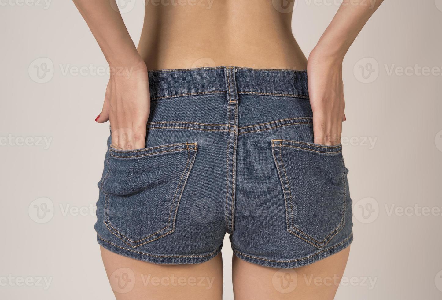 sexy vrouw in mode blauw jeans korte broek. perfect heet buit en erotisch curves heupen. mooi zo lichaam vormen zonder cellulitis. sport en eetpatroon. foto