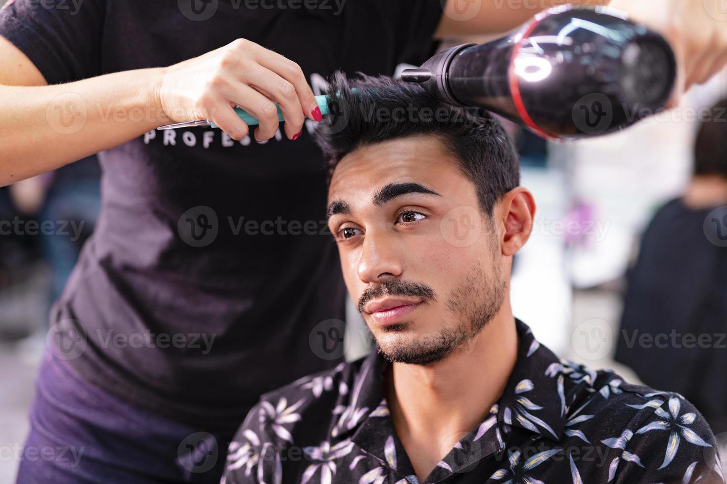 professioneel kapper is snijdend Mannen haar- in schoonheid salon. foto