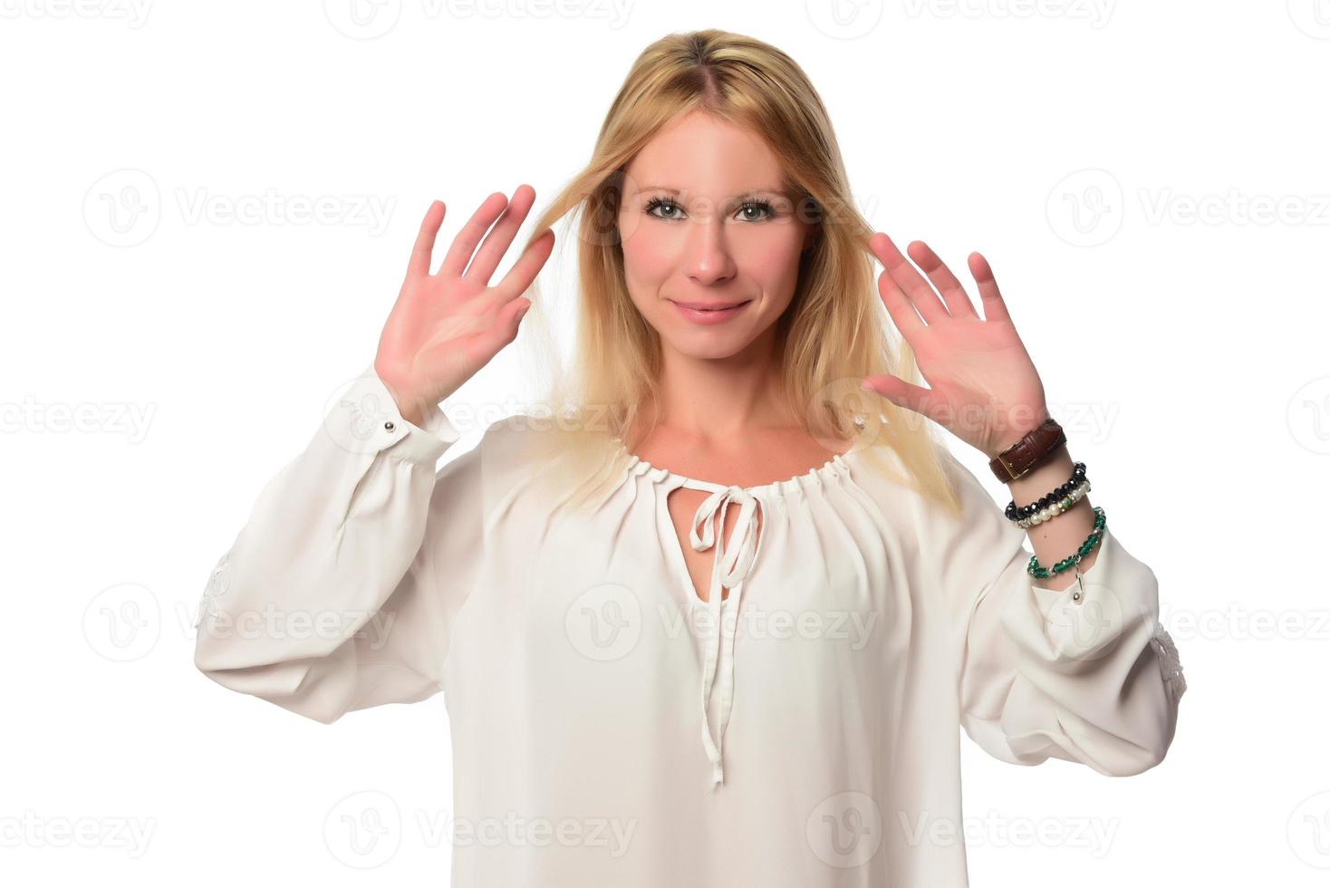 vrouw maken kan niet horen u gebaar geïsoleerd Aan wit achtergrond foto