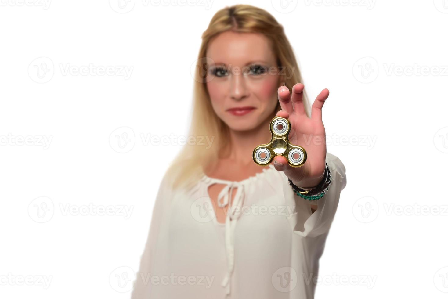 meisje naar Speel met friemelen spinner in zijn handen, de concept van verlichtend spanning, ontwikkelen een klein hand- wiskunde. foto