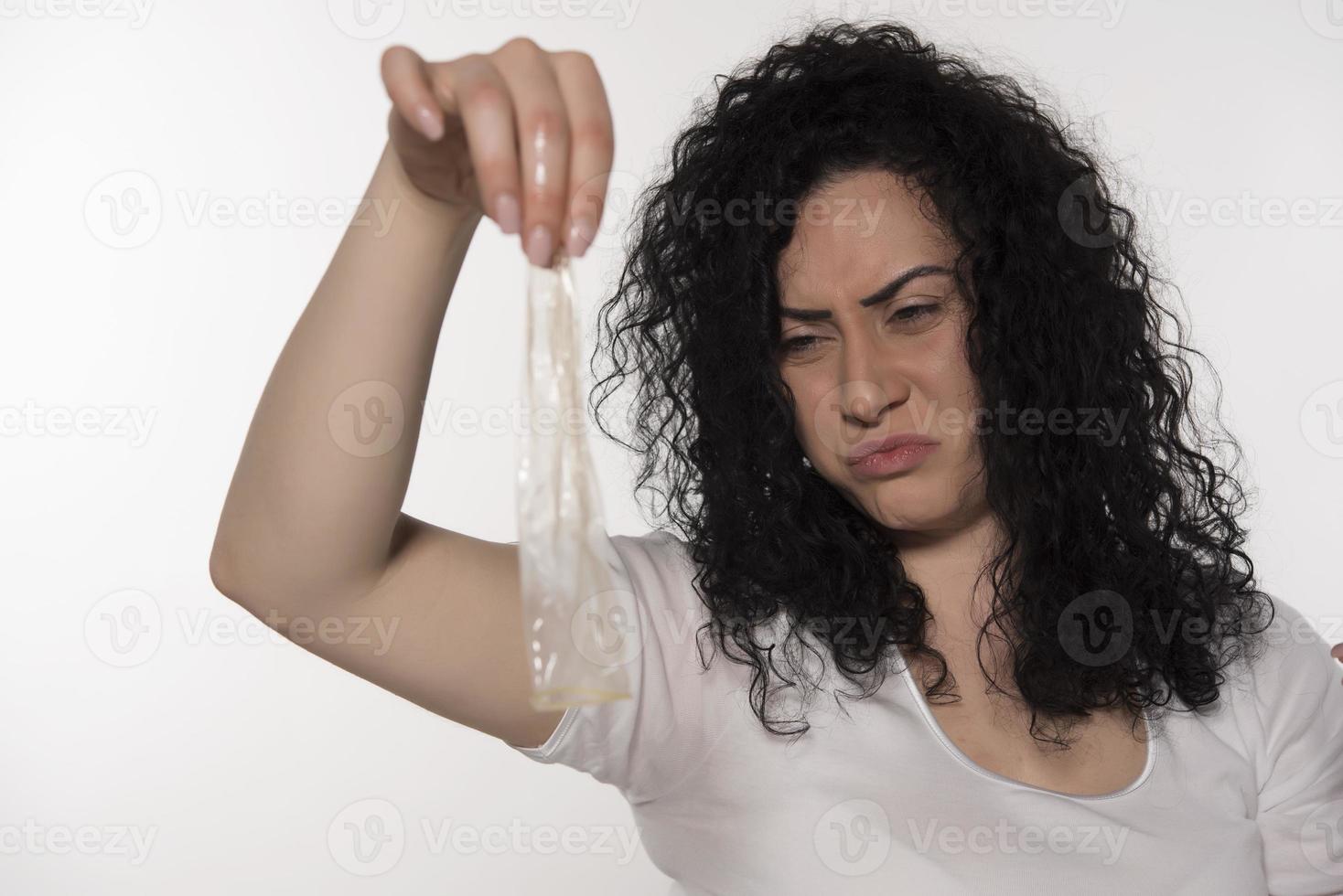condoom in de handen van Dames foto