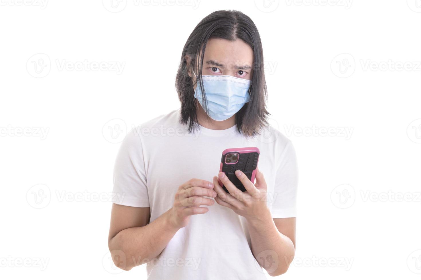 bescherming tegen besmettelijk ziekte, coronavirus, covid19. Aziatisch Mens vervelend hygiënisch masker en Holding zijn cel telefoon. voorkomen infectie, in de lucht ademhalings ziekte zo net zo griep, 2019-nCoV. foto