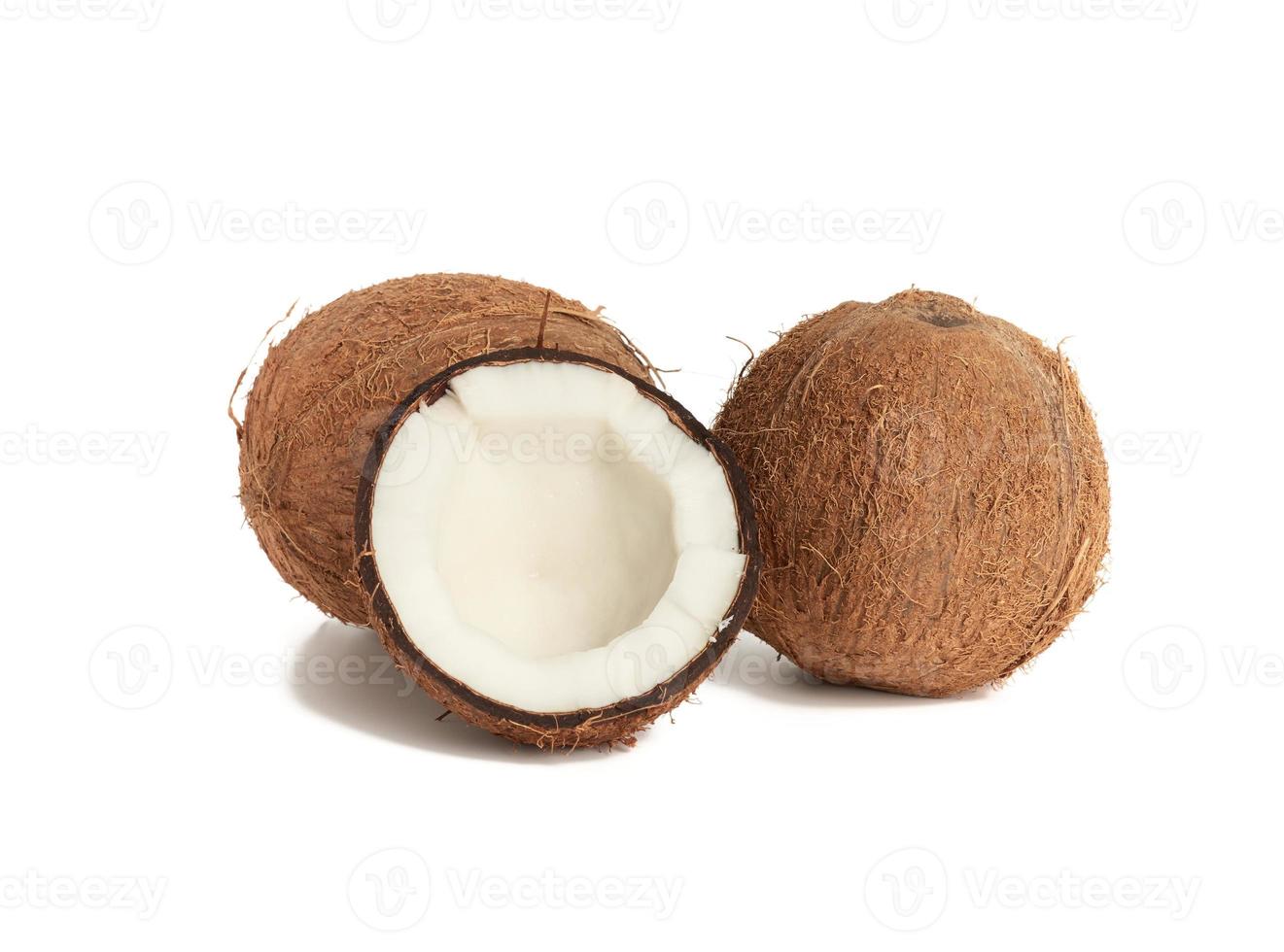geheel ronde en spleet in voor de helft rijp kokosnoot geïsoleerd Aan wit achtergrond foto