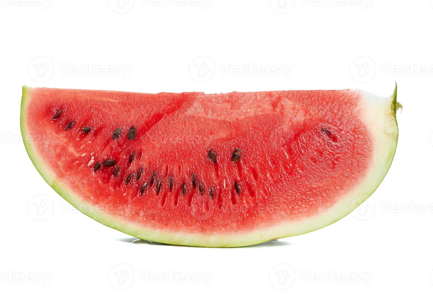 gesneden stuk van rijp sappig watermeloen met bruin zaden geïsoleerd Aan wit achtergrond foto