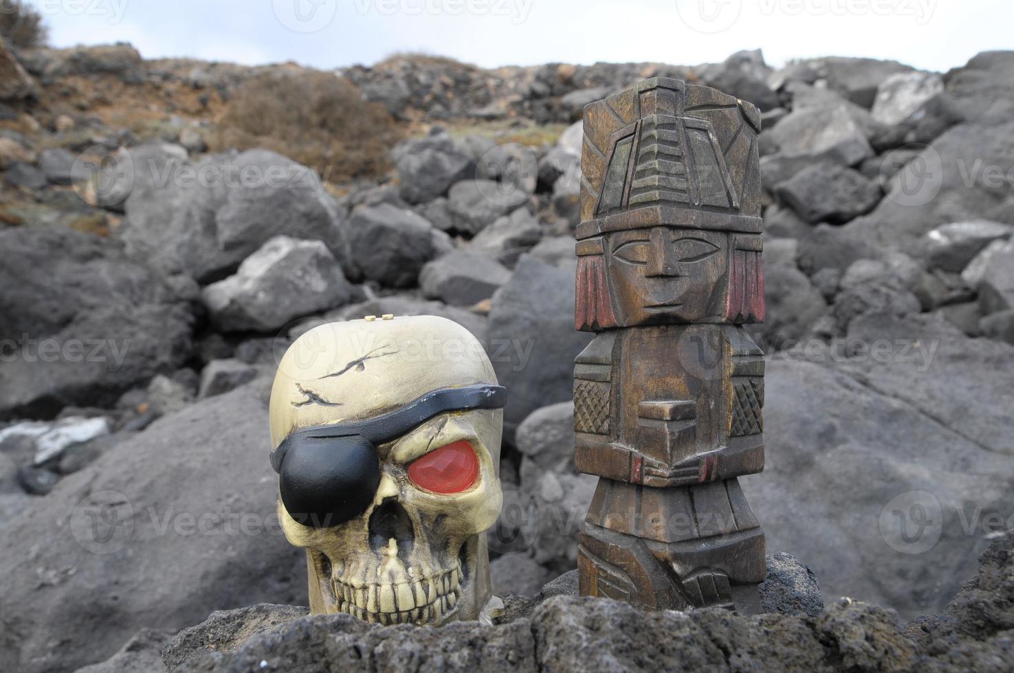 pre-columbiaans miniatuur en piraat schedel Aan de grond foto