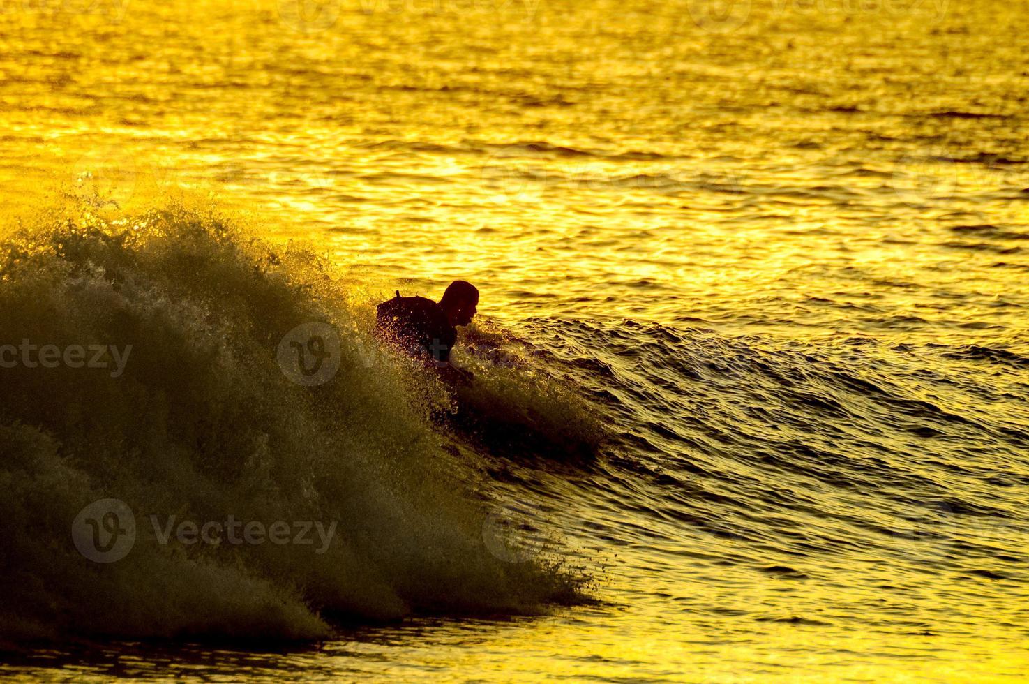 surfer over- de zonsondergang foto