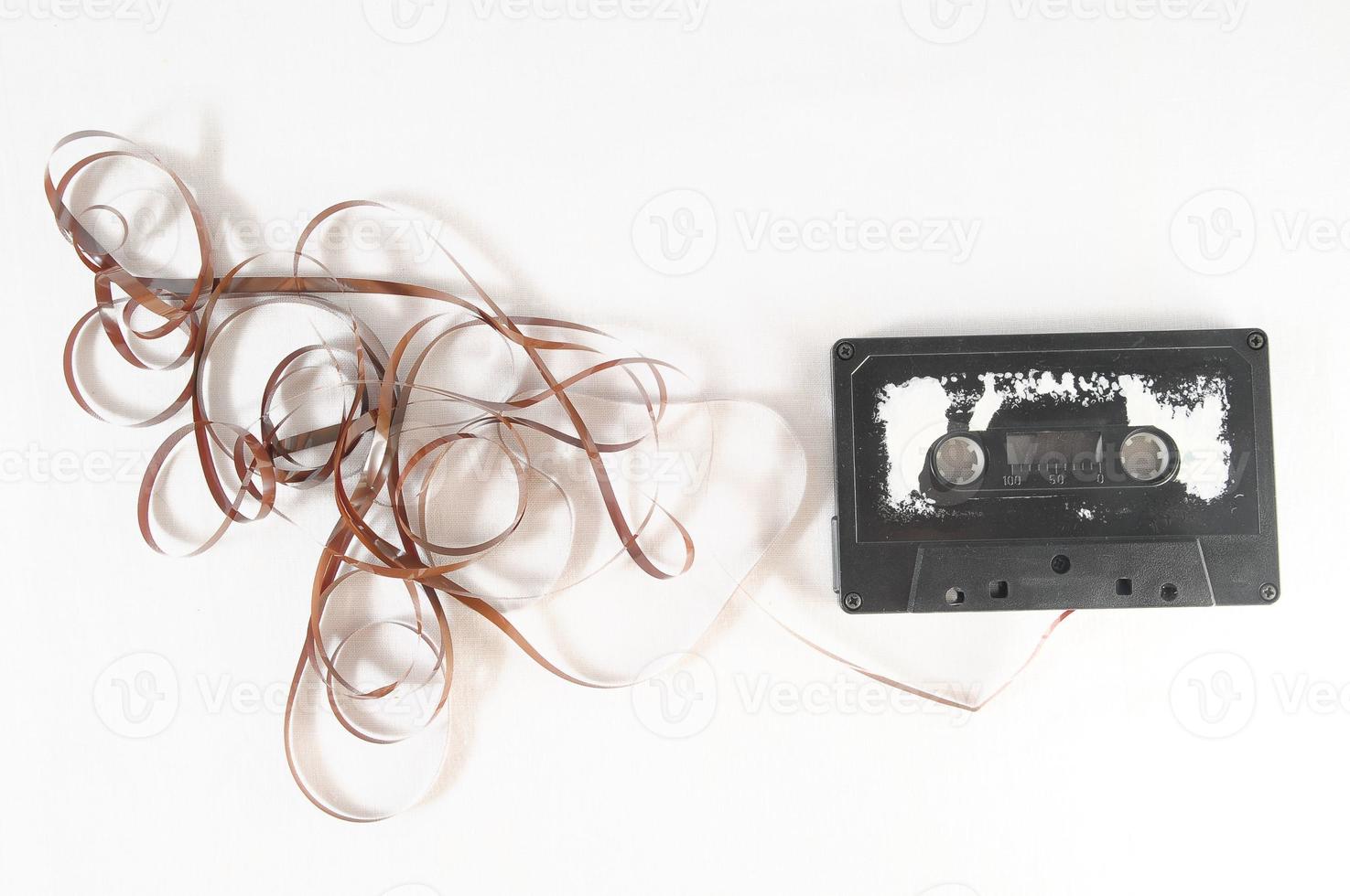 gebroken cassette plakband Aan wit achtergrond foto