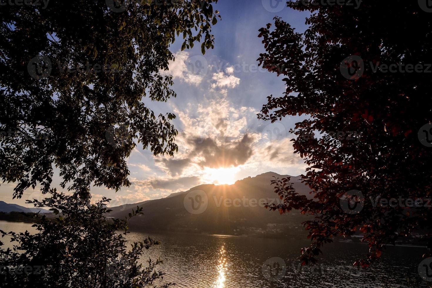 mooi landschap over- de zonsondergang foto