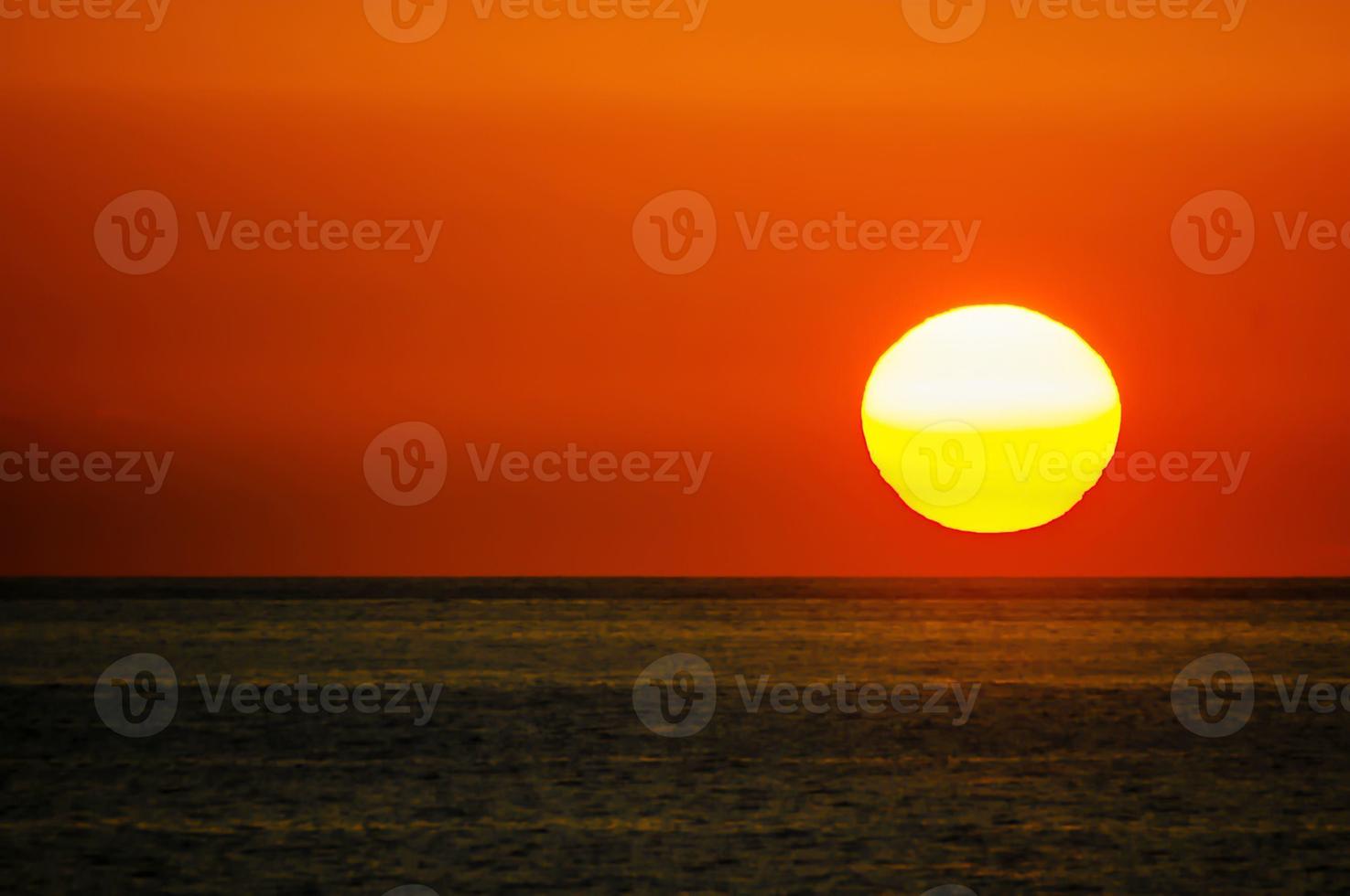 lucht over- de zonsondergang foto