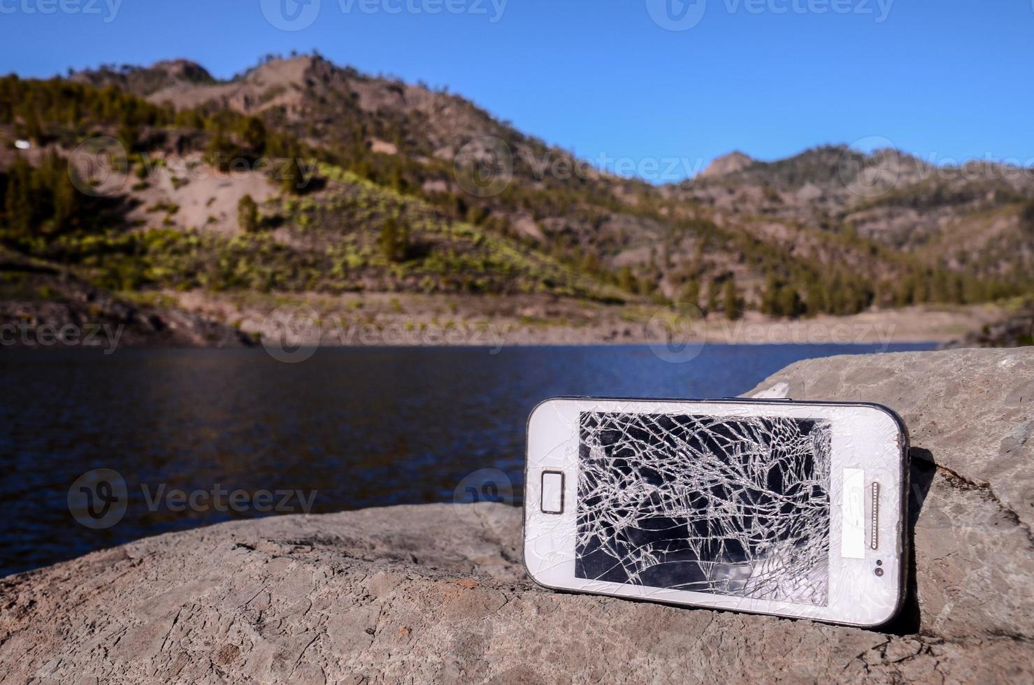 gebroken telefoon Aan de rotsen foto