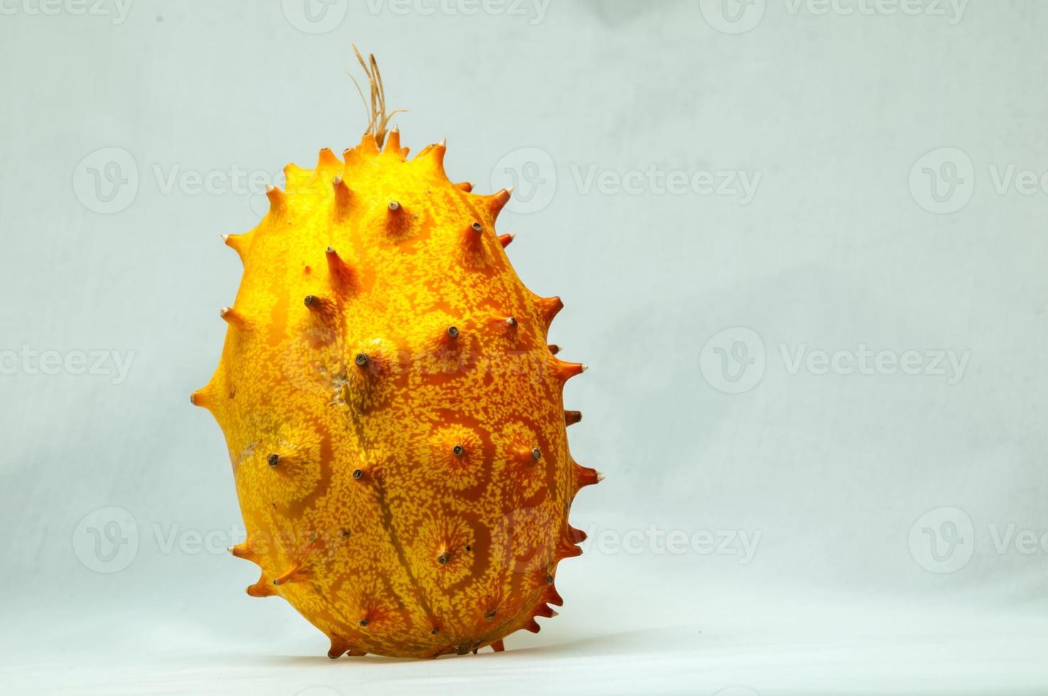 geïsoleerd kiwano fruit foto