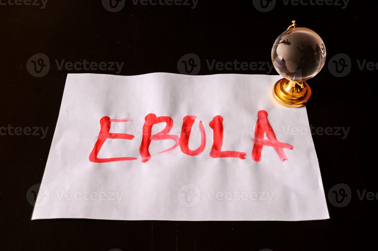 ebola geschreven Aan papier foto