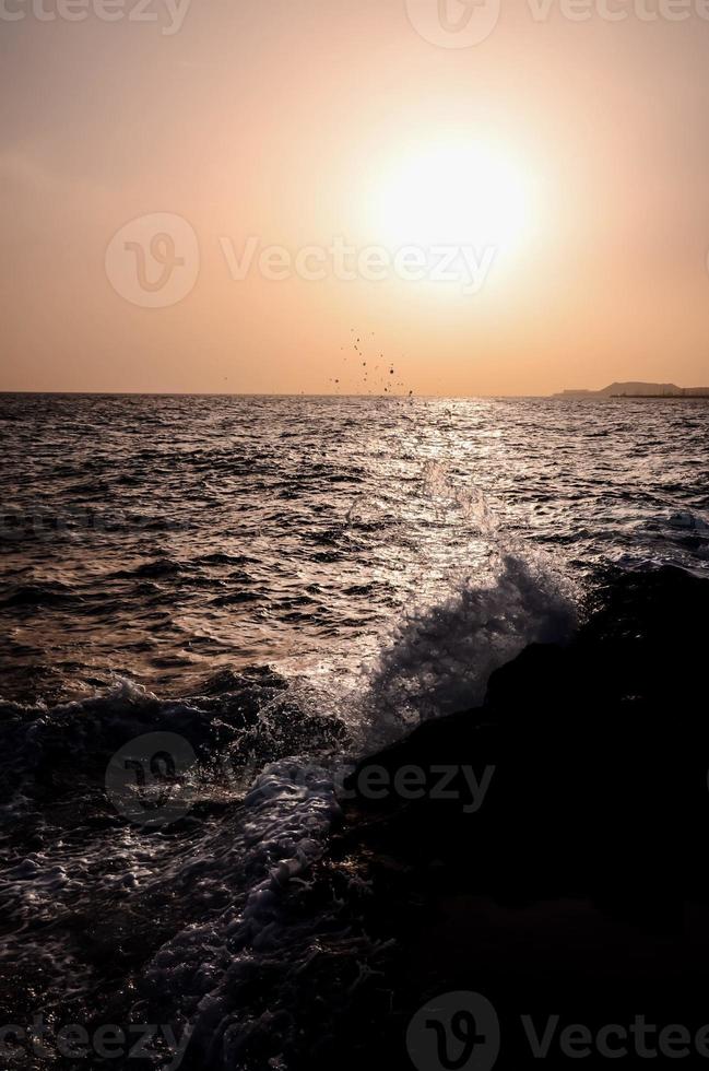 golven raken rotsen foto