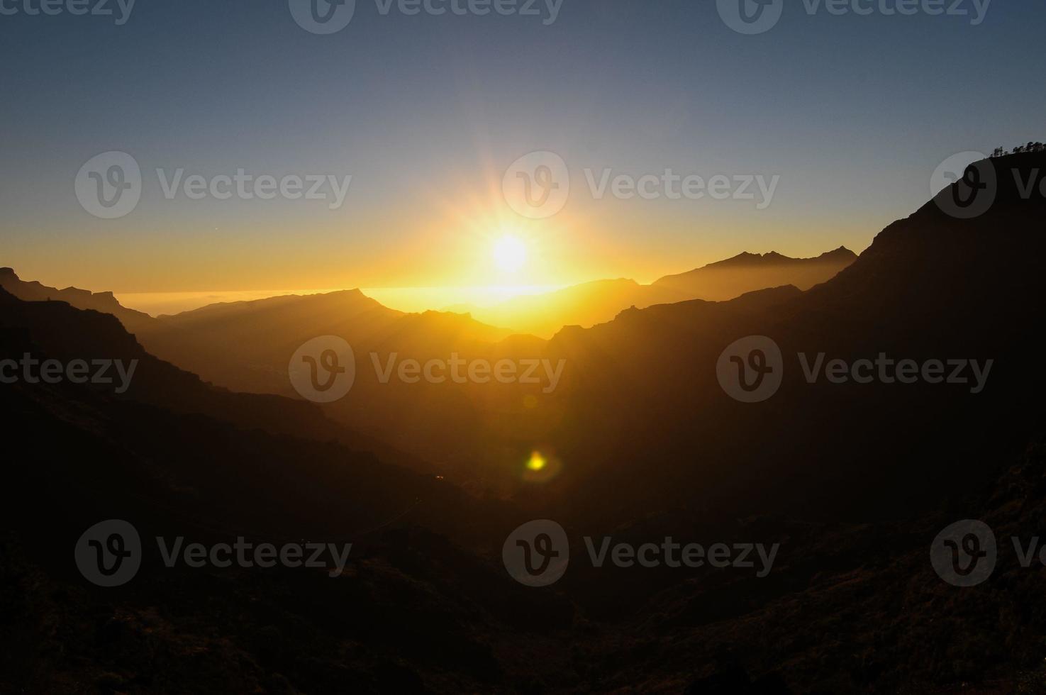 zonsondergang over de bergen foto