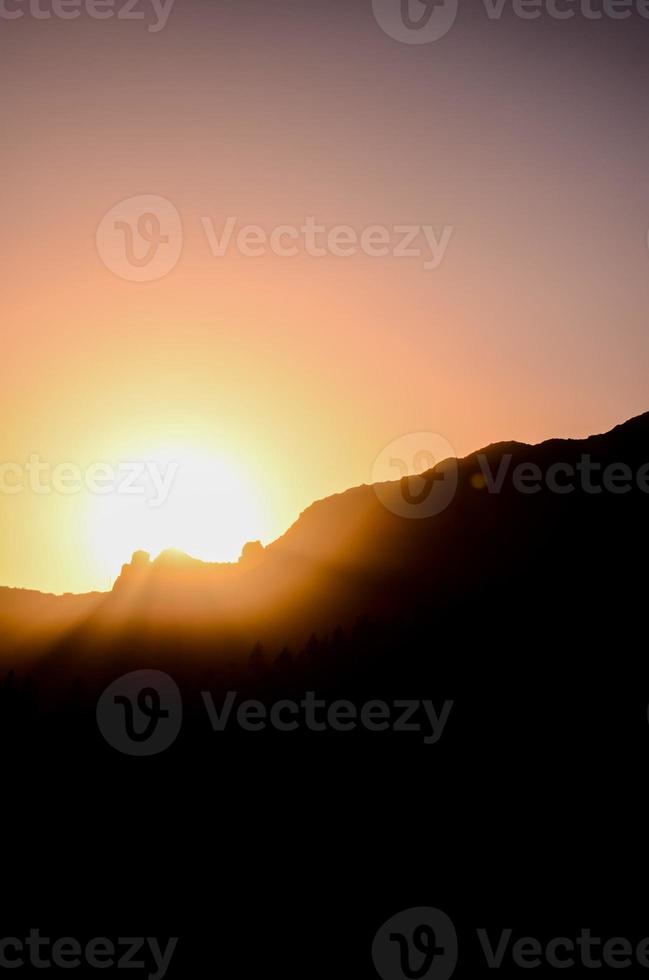 bergen over- de zonsondergang foto