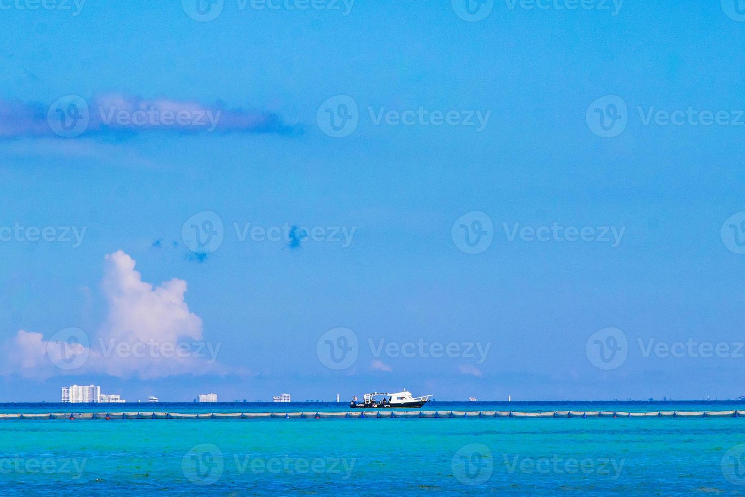 boten jachten schip steiger strand in playa del carmen Mexico. foto