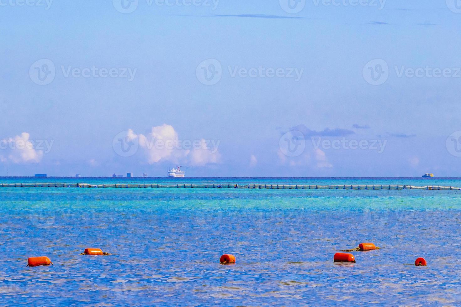 boten jachten schip steiger strand in playa del carmen Mexico. foto