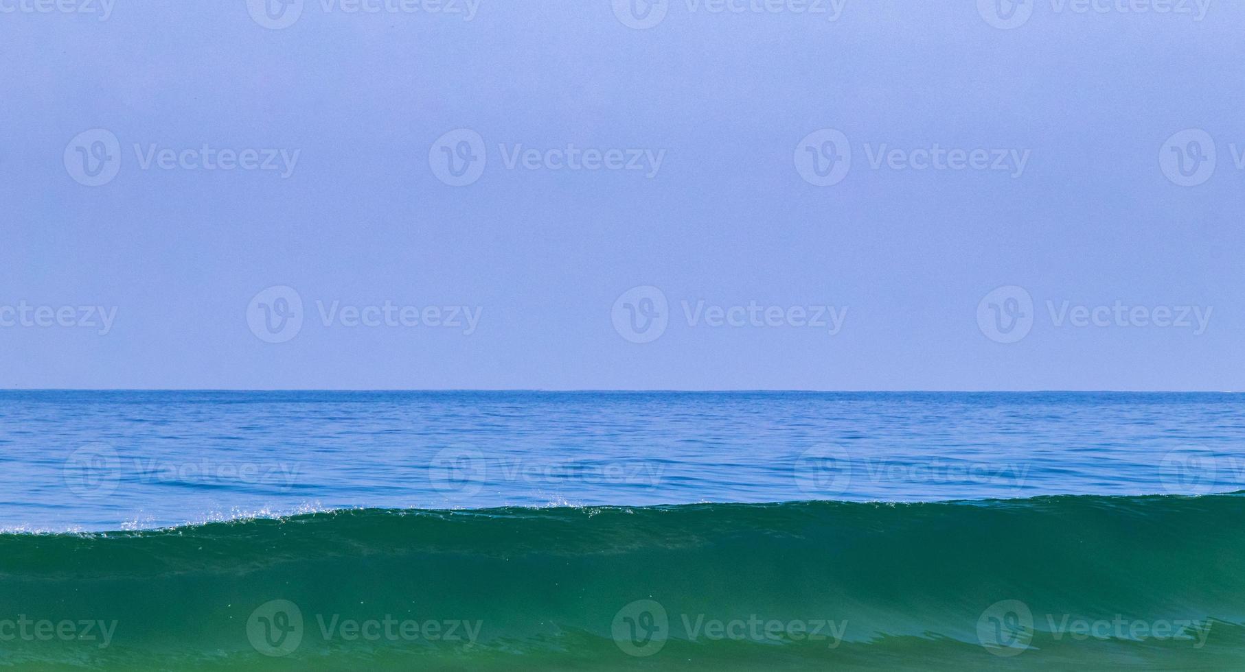 extreem reusachtig groot surfer golven Bij strand puerto escondido Mexico. foto