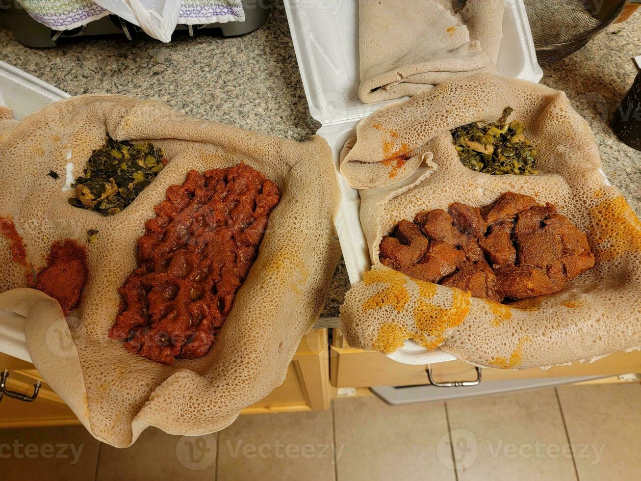 Ethiopisch voedsel gespietst gespietst en kitfo rauw rundvlees foto