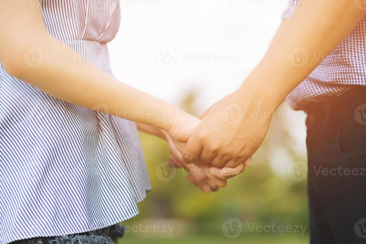 vrouw en man hand in hand, gelukkige paar liefde in de buitenlucht. concept minnaar valentijnsdag. foto