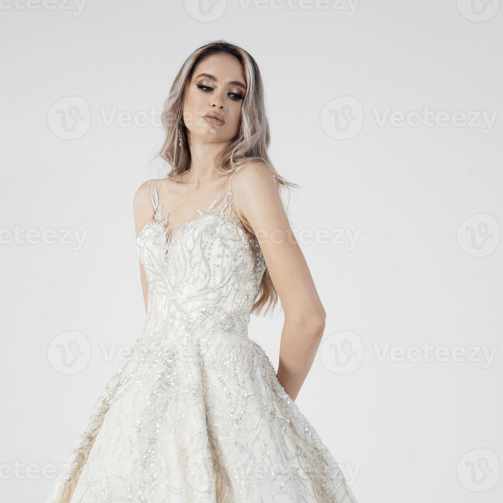 elegant bruid in een bruiloft jurk foto