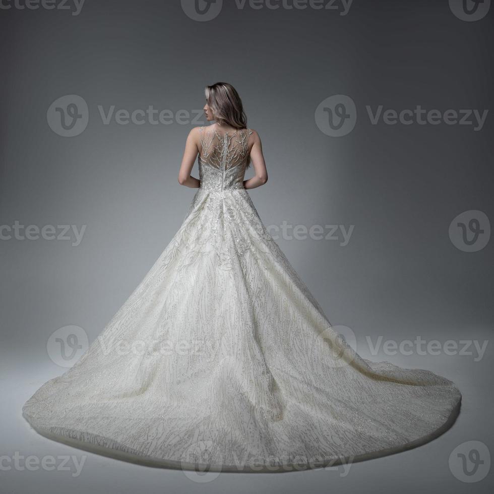 elegant bruid in een bruiloft jurk foto