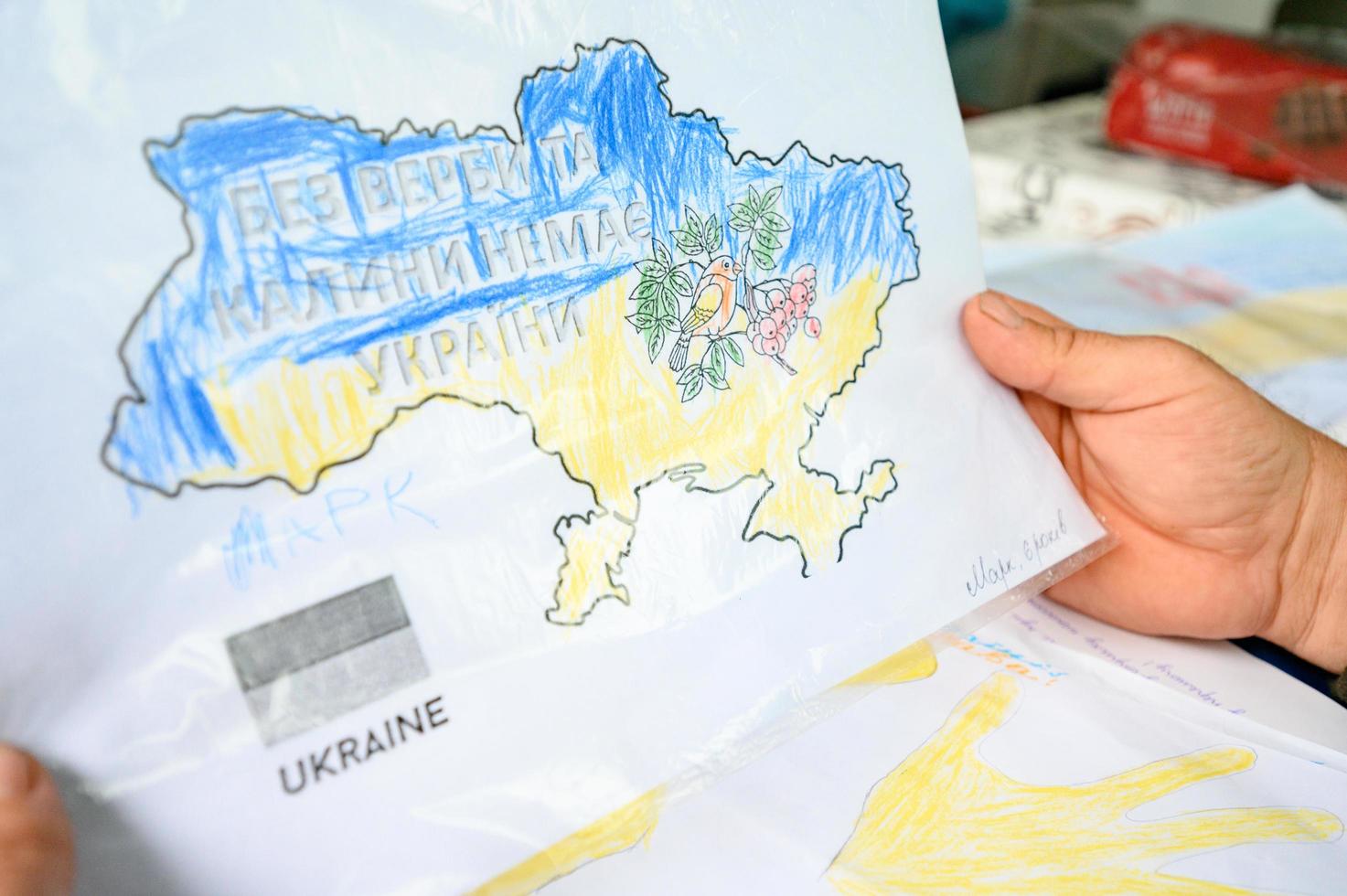 kiev, Oekraïne juli 1, 2022 kinderen tekeningen van klein Oekraïners Aan de thema van oorlog. foto